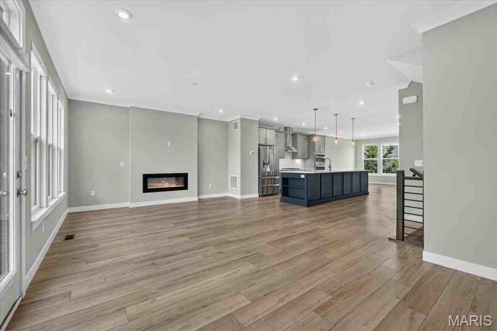 8933 Eager Rd - Photo 3 of 33