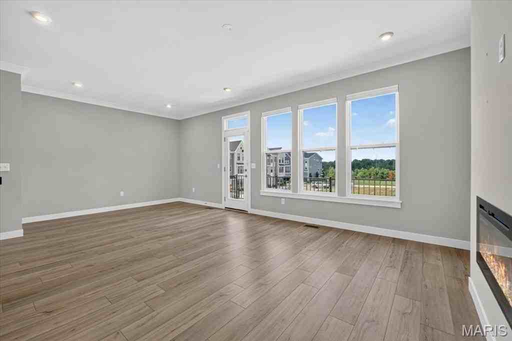 8933 Eager Rd - Photo 5 of 33
