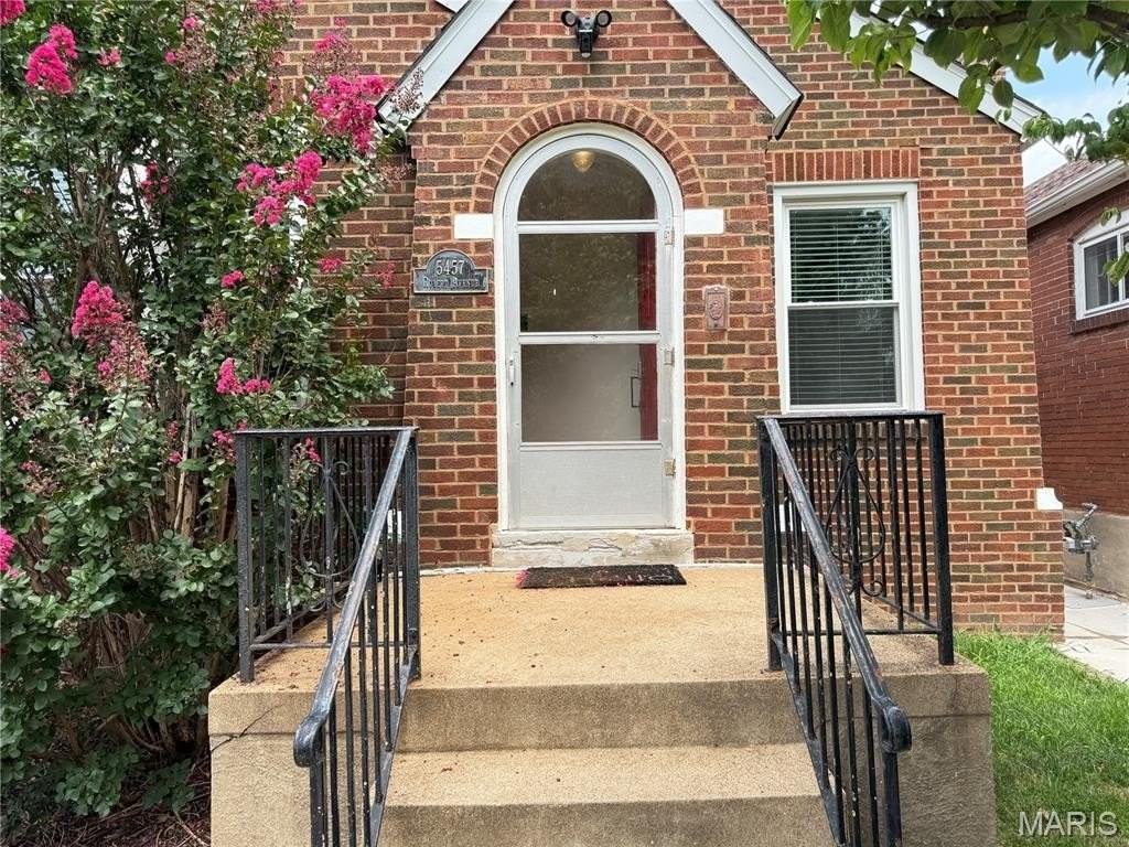 5457 Robert Ave - Photo 3 of 41