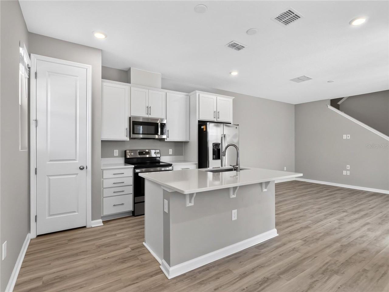 1465 Axel Graeson Ave - Photo 3 of 46