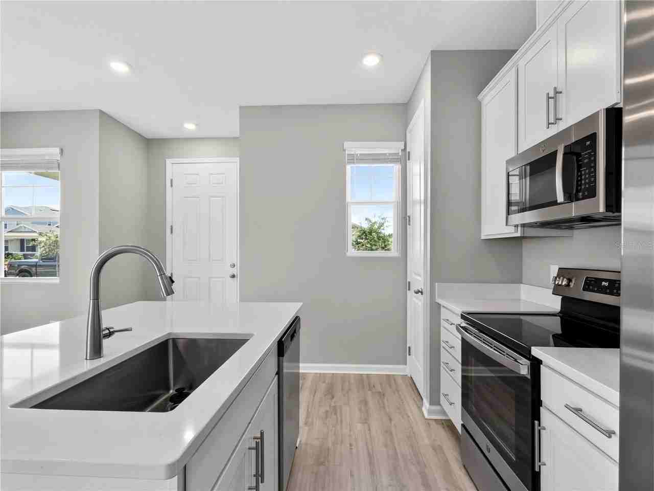 1465 Axel Graeson Ave - Photo 4 of 46