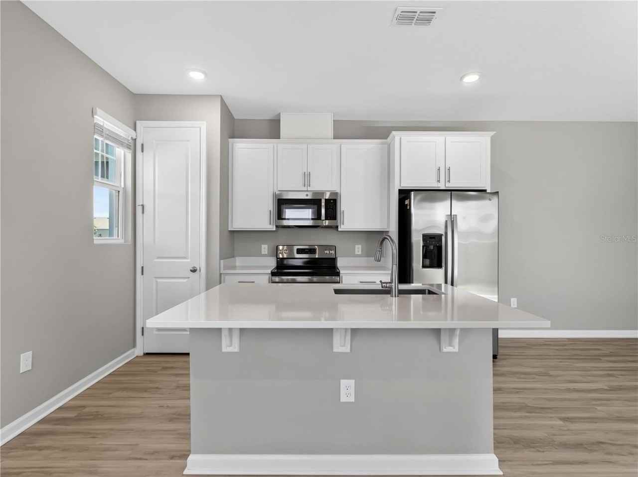 1465 Axel Graeson Ave - Photo 6 of 46