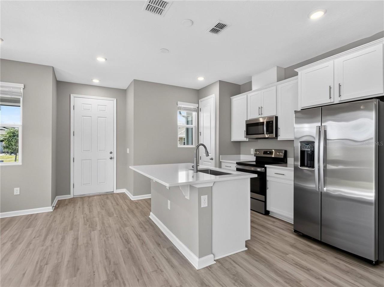 1465 Axel Graeson Ave - Photo 7 of 46