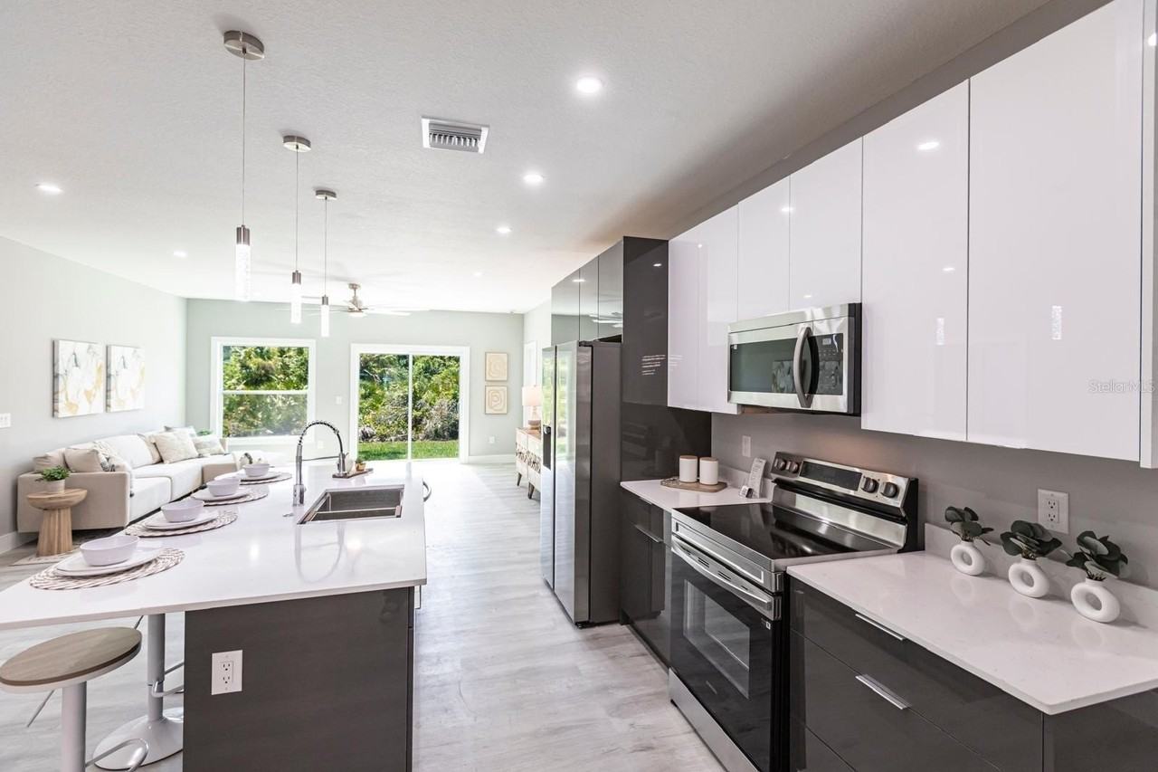 1024 Sentinela Blvd - Photo 7 of 38