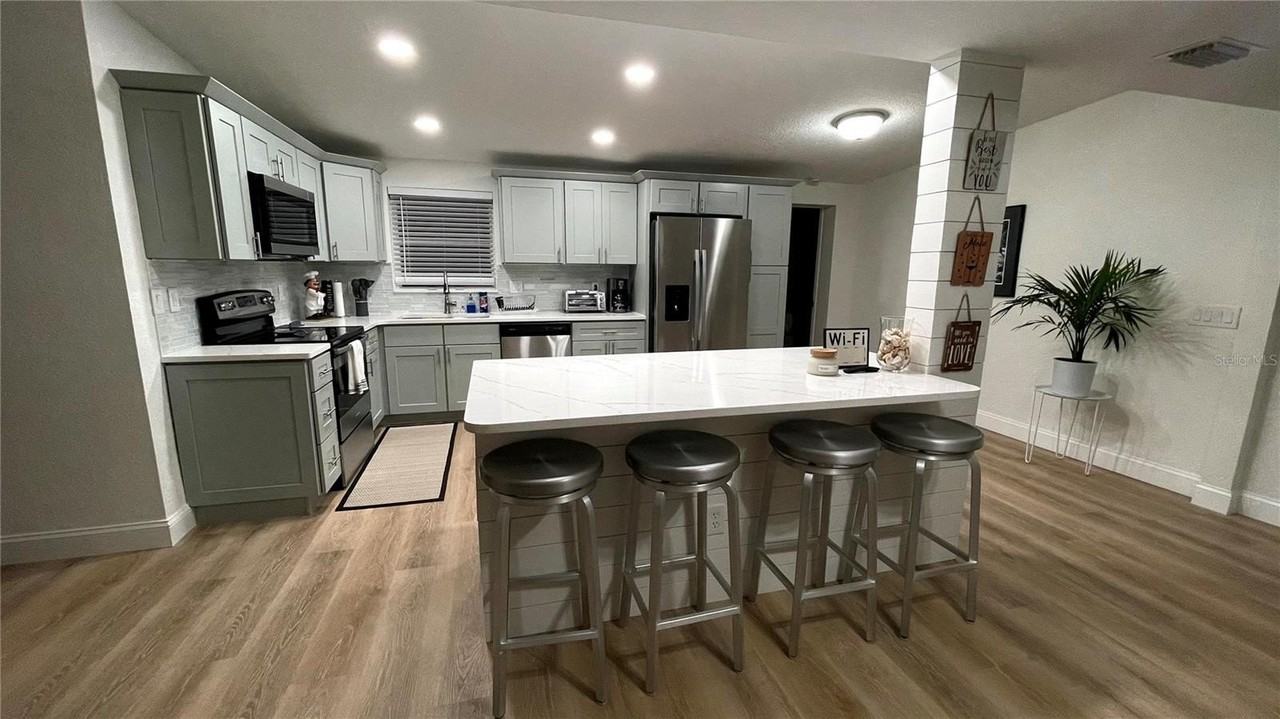 1639 St Catherine Dr W - Photo 3 of 20