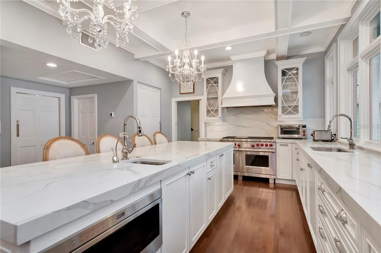 6220 Bayshore Blvd - Photo 4 of 50
