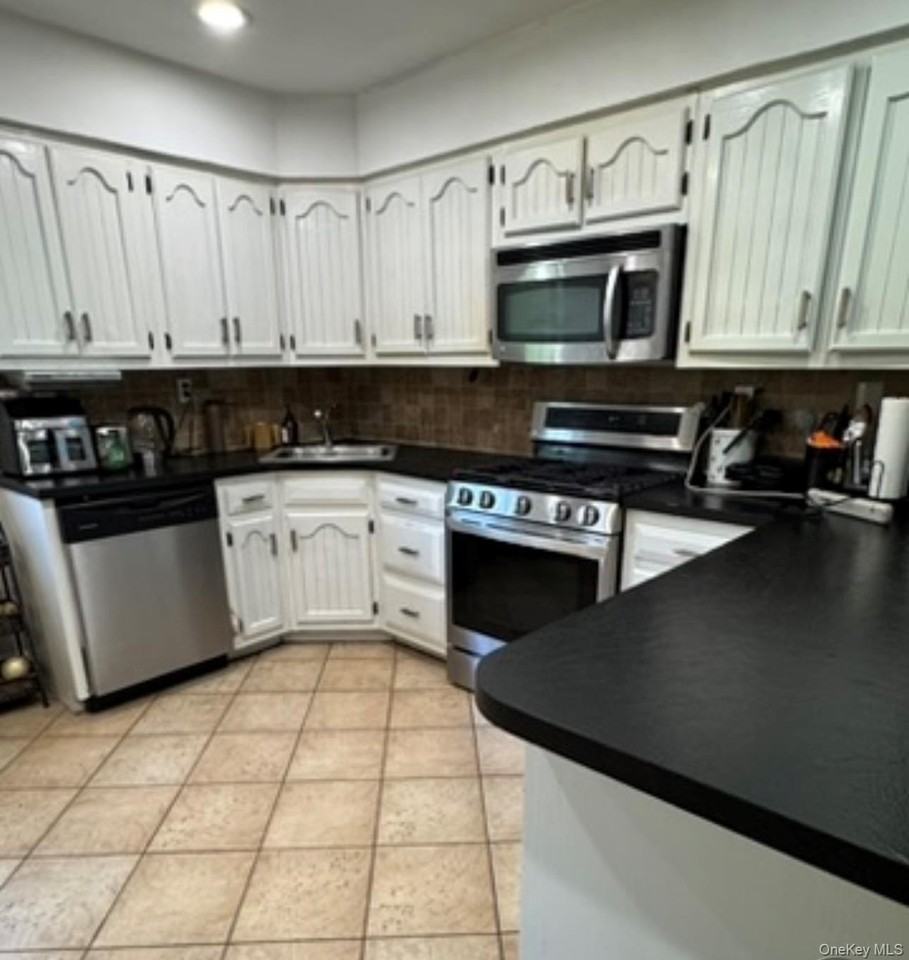 1498 Kew Ave - Photo 3 of 5