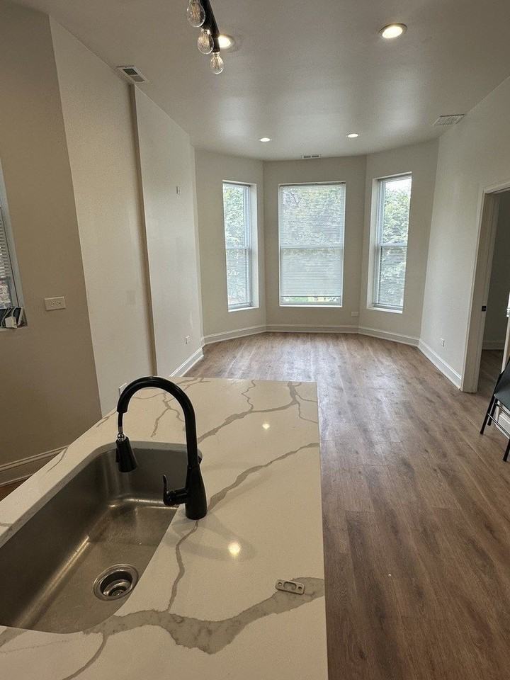 6613 S Vernon Ave #2 - Photo 4 of 17