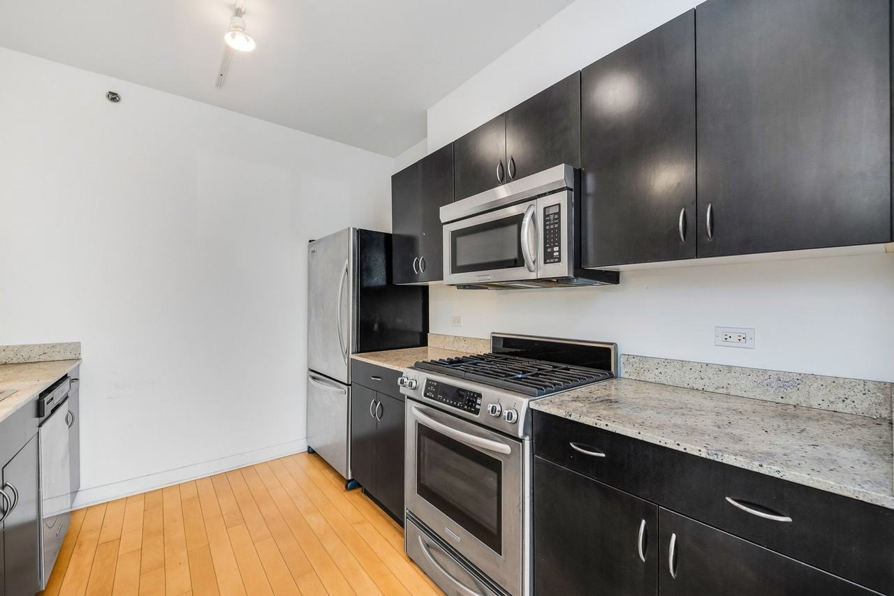 8 E Randolph St #2107 - Photo 2 of 14