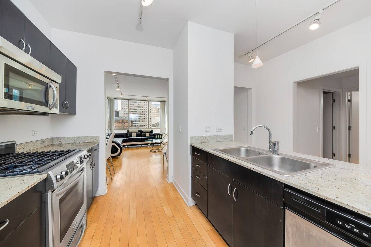 8 E Randolph St #2107 - Photo 5 of 14