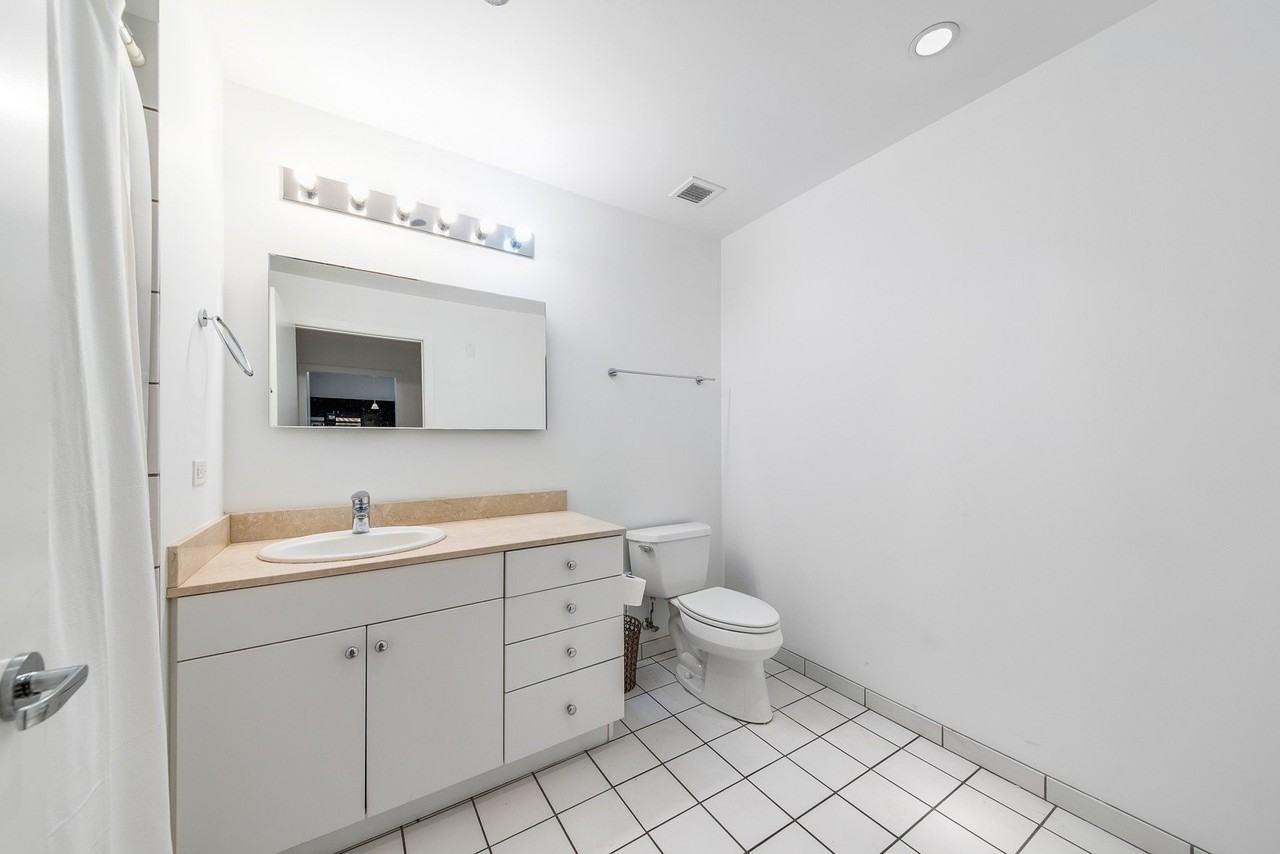 8 E Randolph St #2107 - Photo 6 of 14