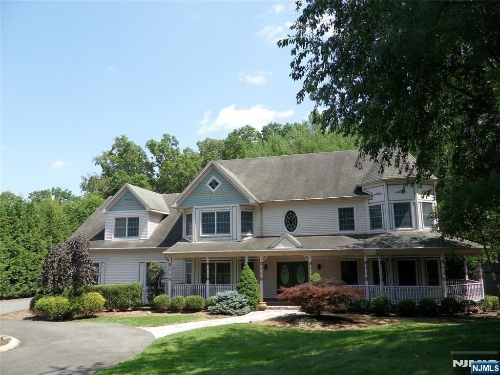 765 Colonial Rd - Photo 2 of 6