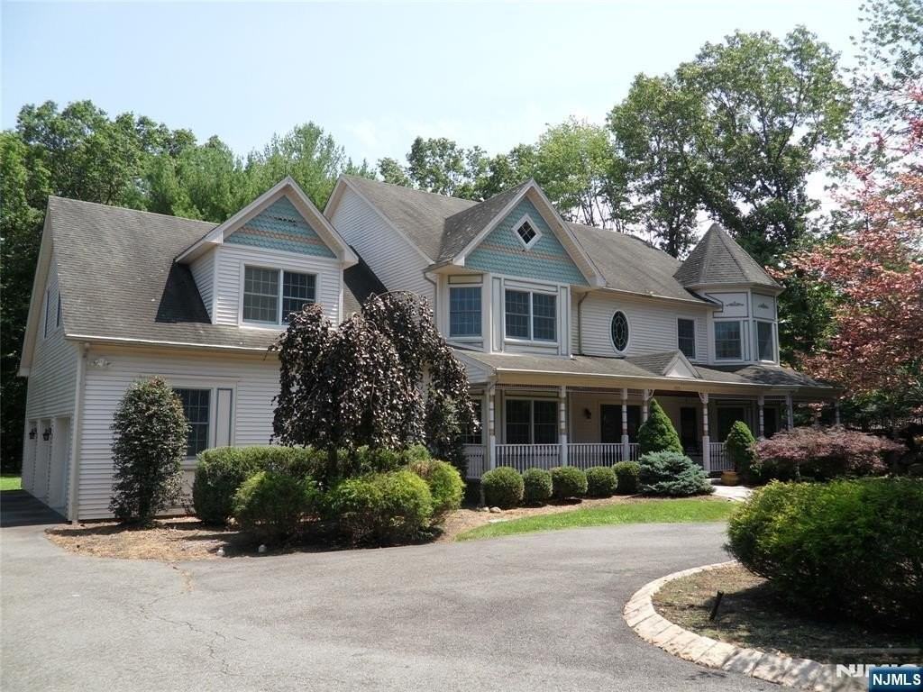 765 Colonial Rd - Photo 3 of 6