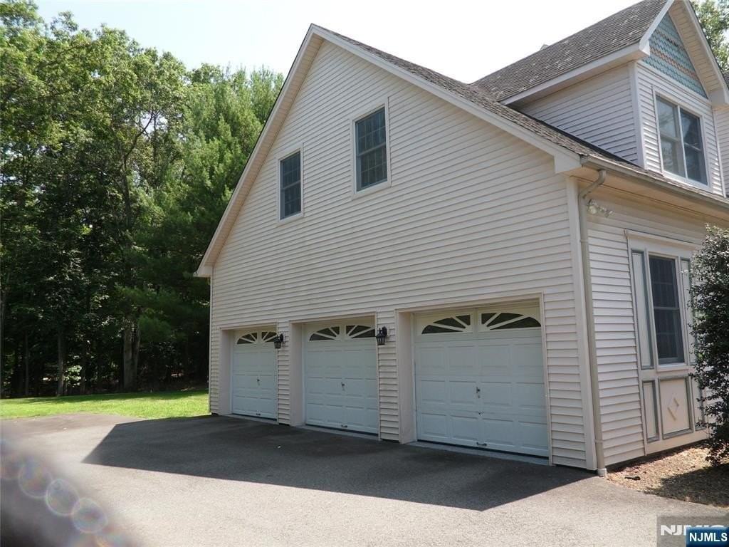 765 Colonial Rd - Photo 4 of 6