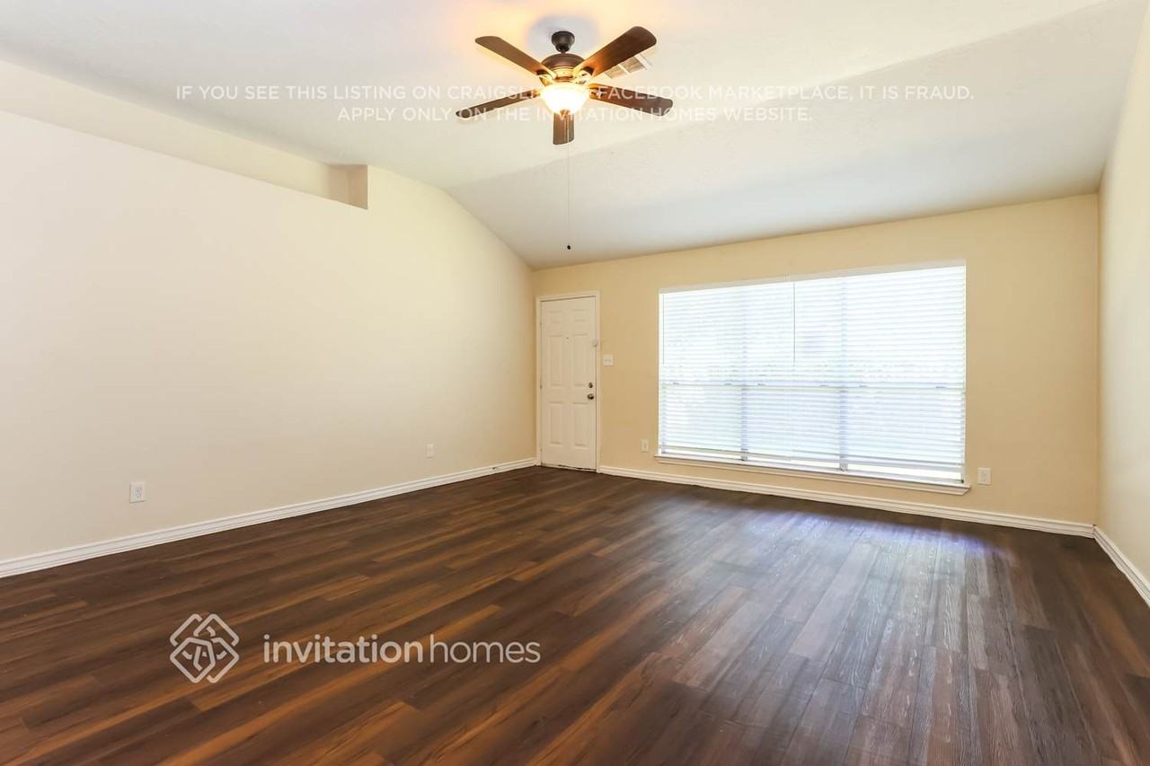 22731 Bridgewater Dr - Photo 4 of 17