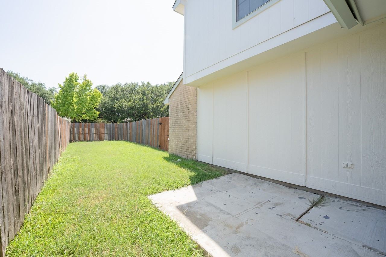 1513 Liberty Ln - Photo 2 of 12