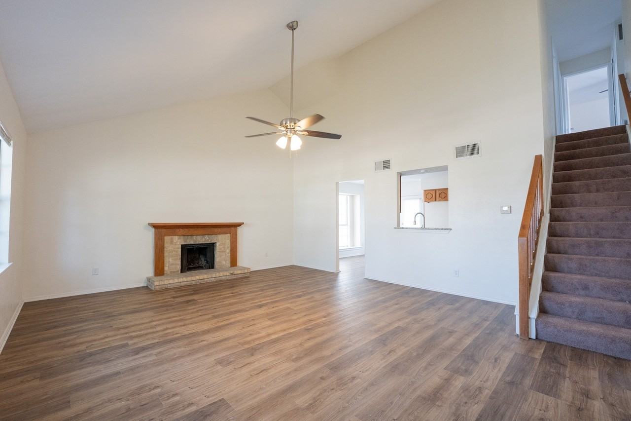 1513 Liberty Ln - Photo 3 of 12