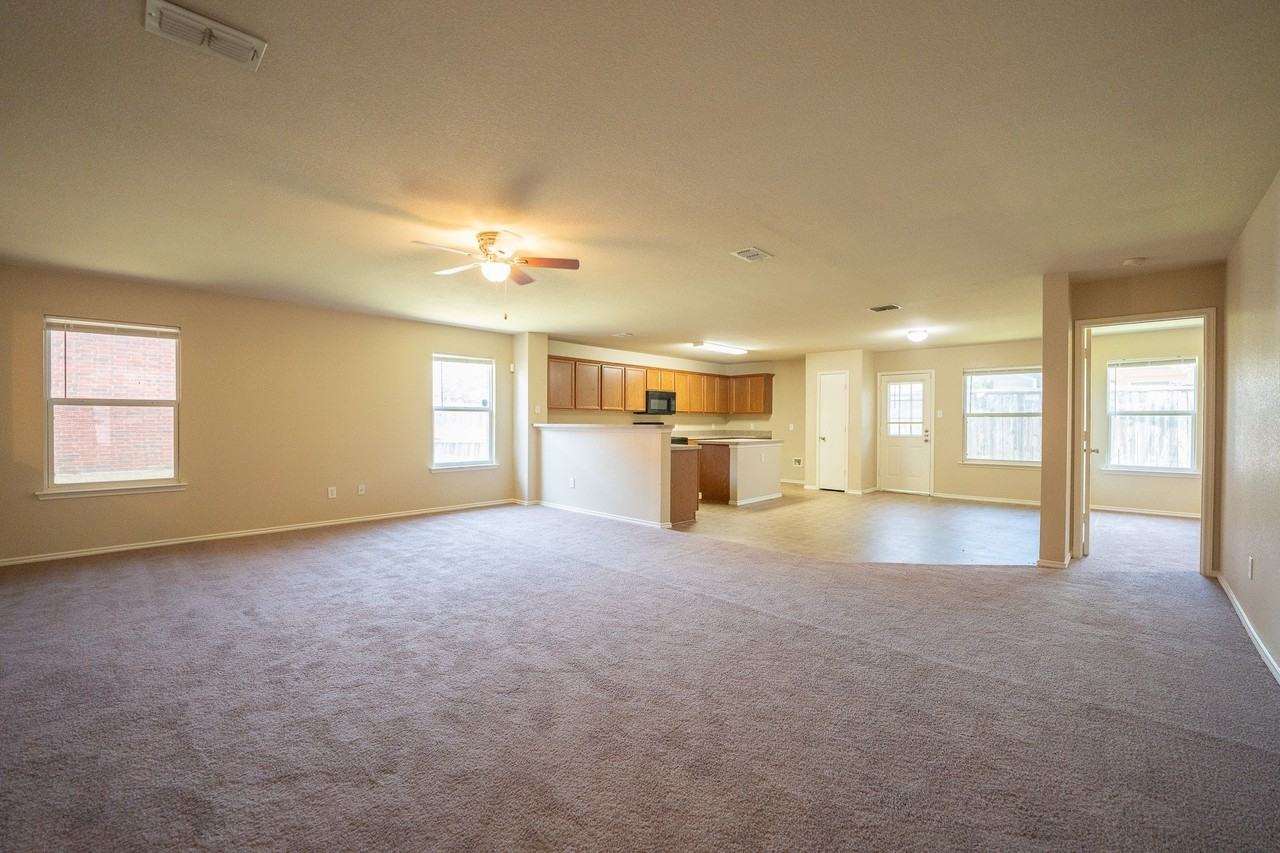 4642 Elm Point Dr - Photo 4 of 11