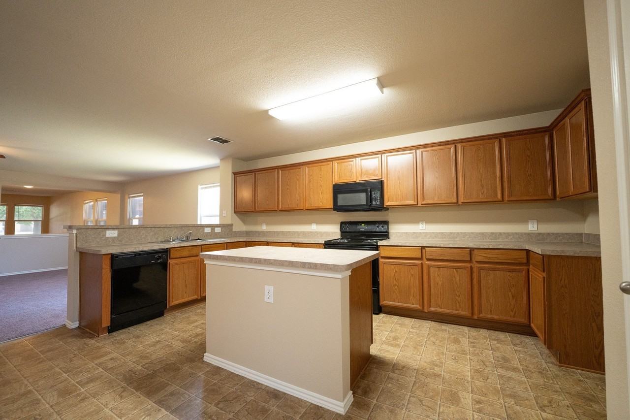 4642 Elm Point Dr - Photo 5 of 11