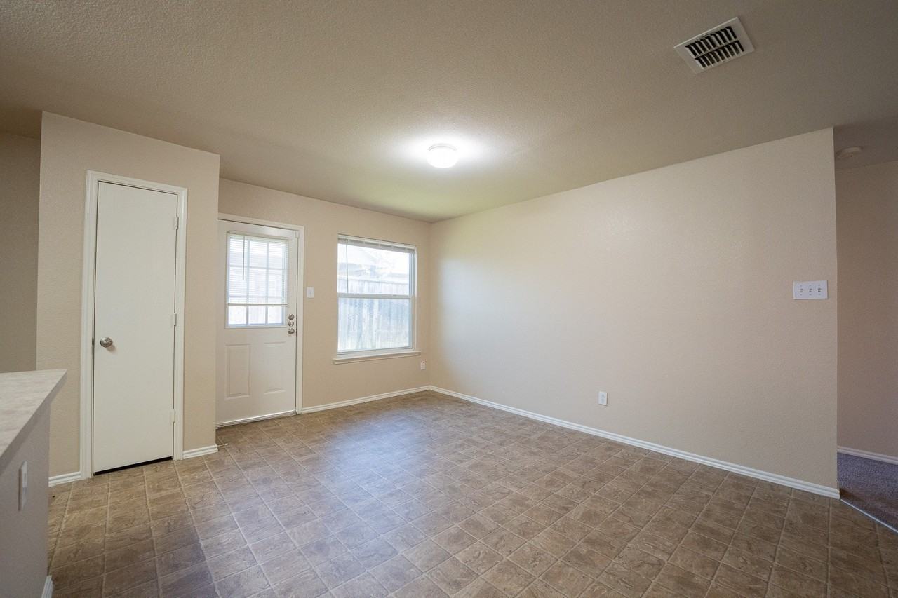 4642 Elm Point Dr - Photo 6 of 11