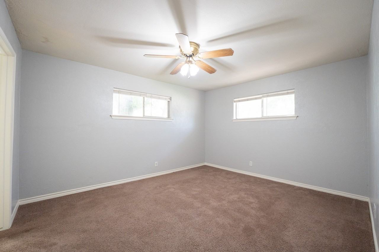 614 N Young Blvd - Photo 3 of 13