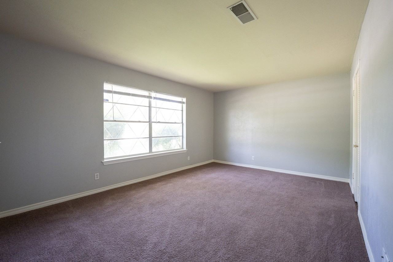 614 N Young Blvd - Photo 4 of 13