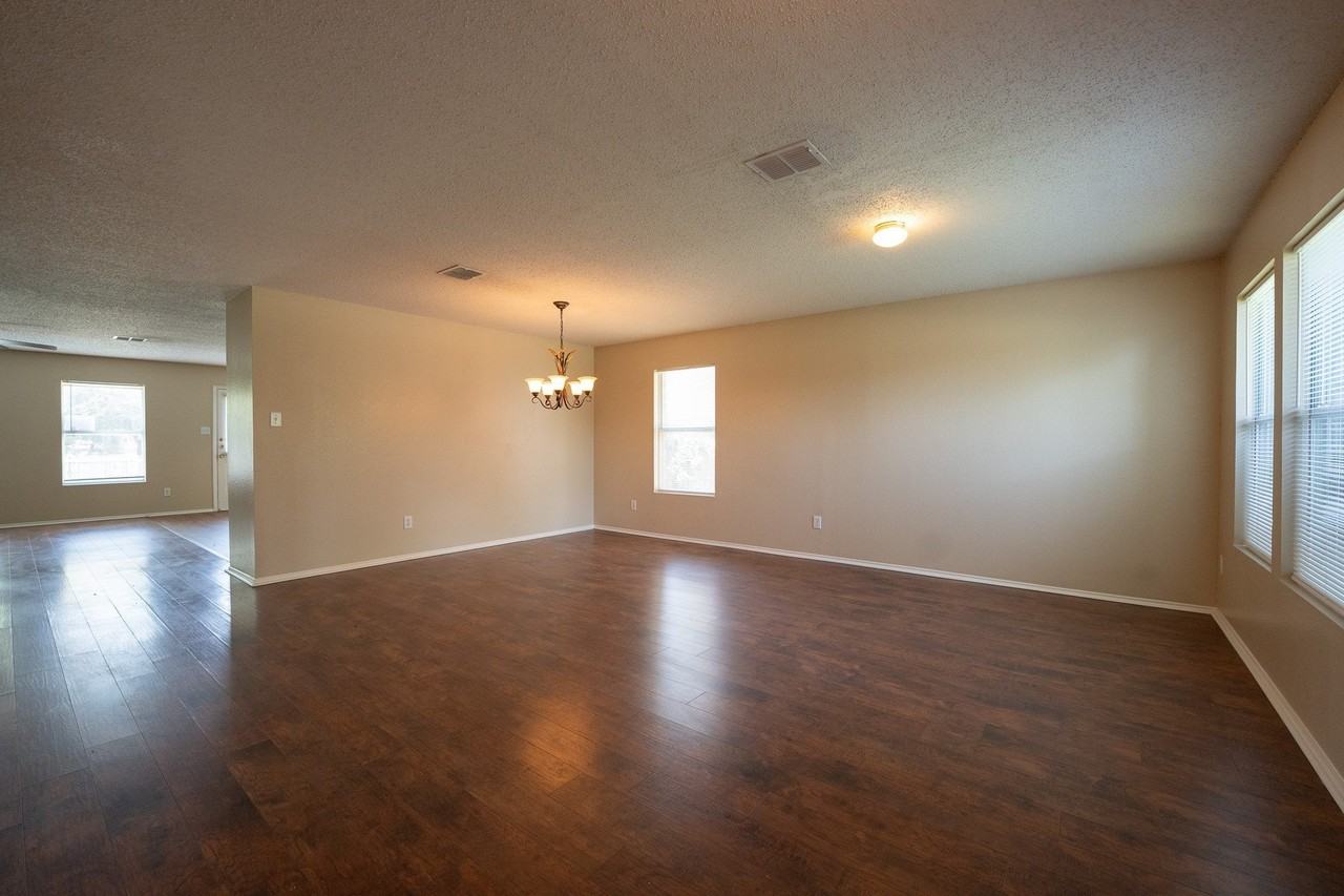 1420 Bumble Bee Dr - Photo 5 of 12