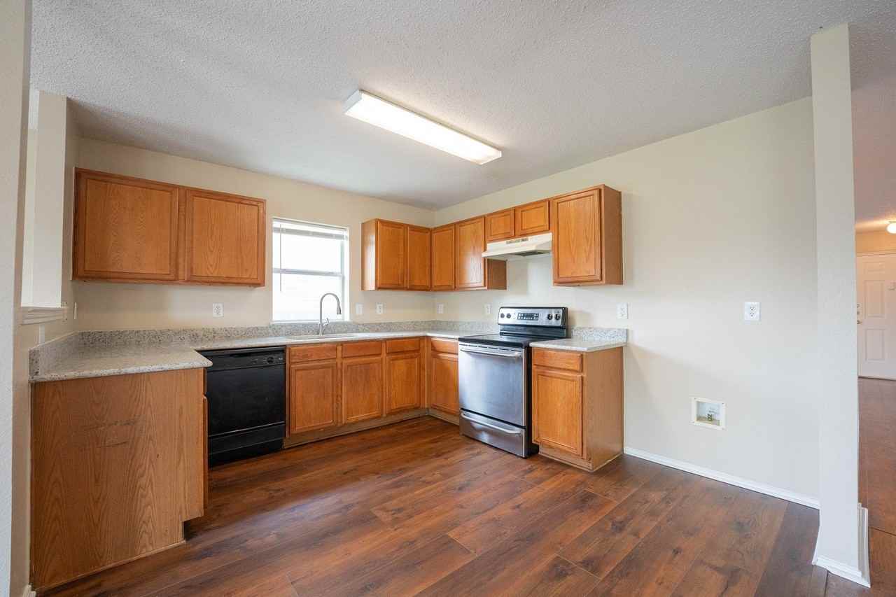 1420 Bumble Bee Dr - Photo 7 of 12