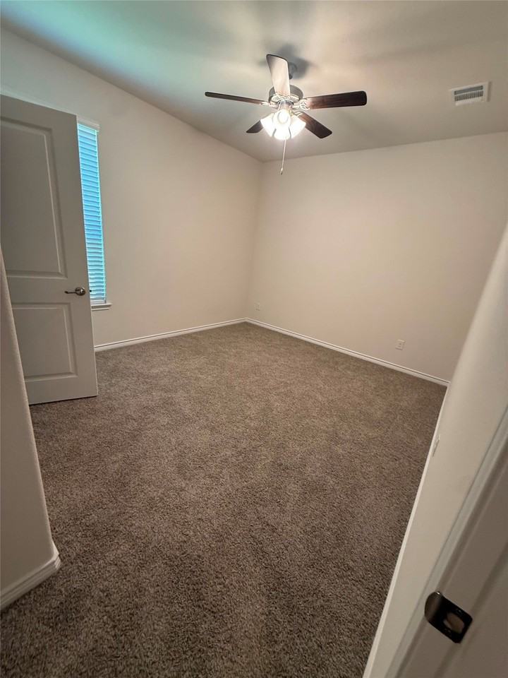 2140 Katharine St - Photo 4 of 15