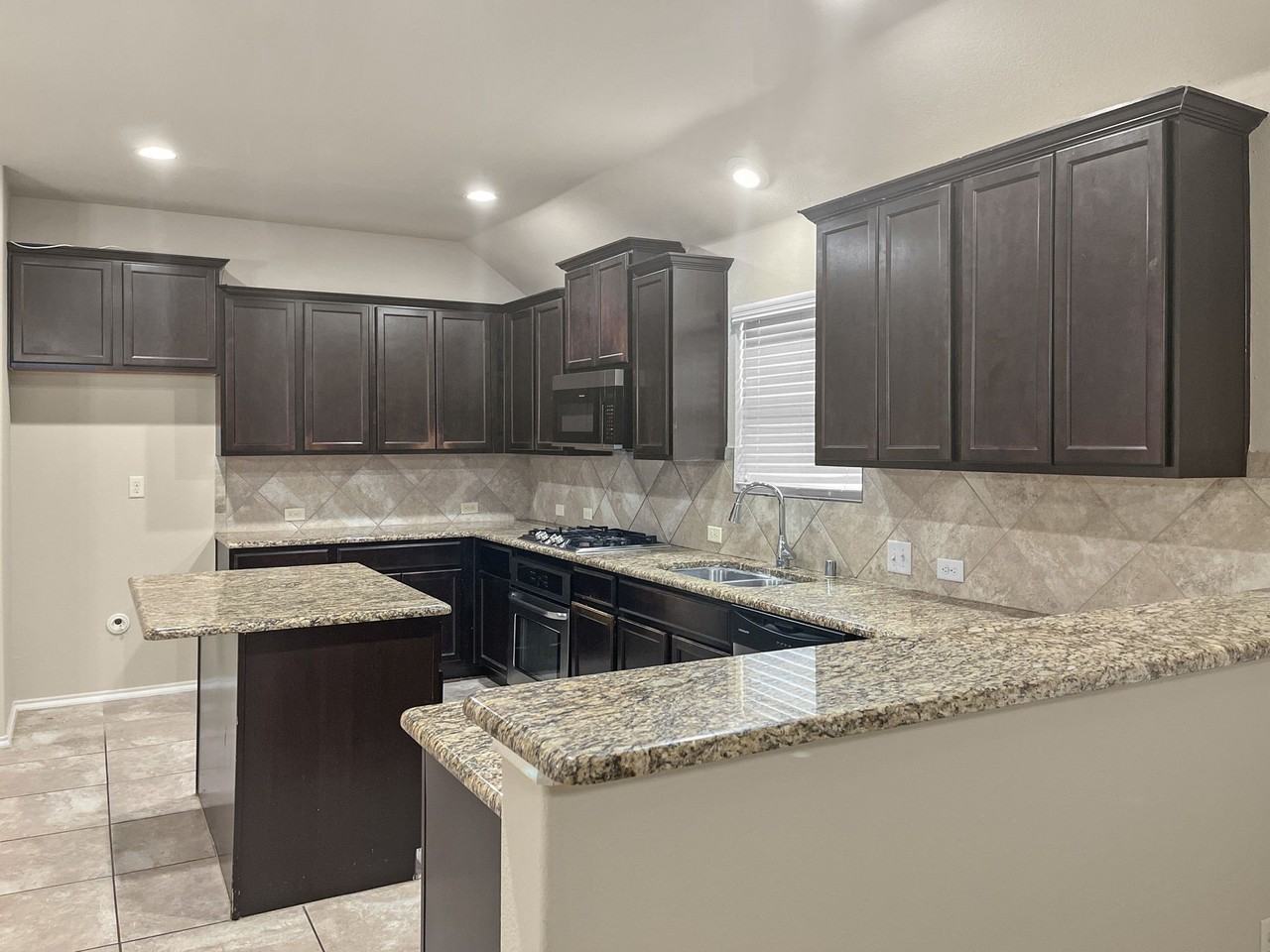 10209 Pear Valley Rd - Photo 5 of 25
