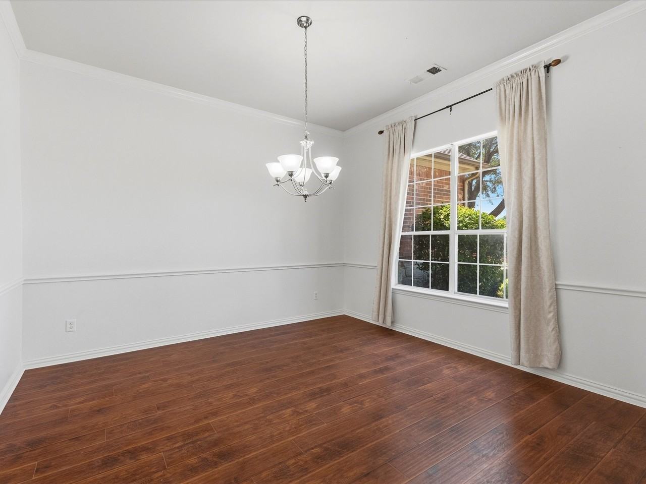 221 Westminister Ave - Photo 4 of 40