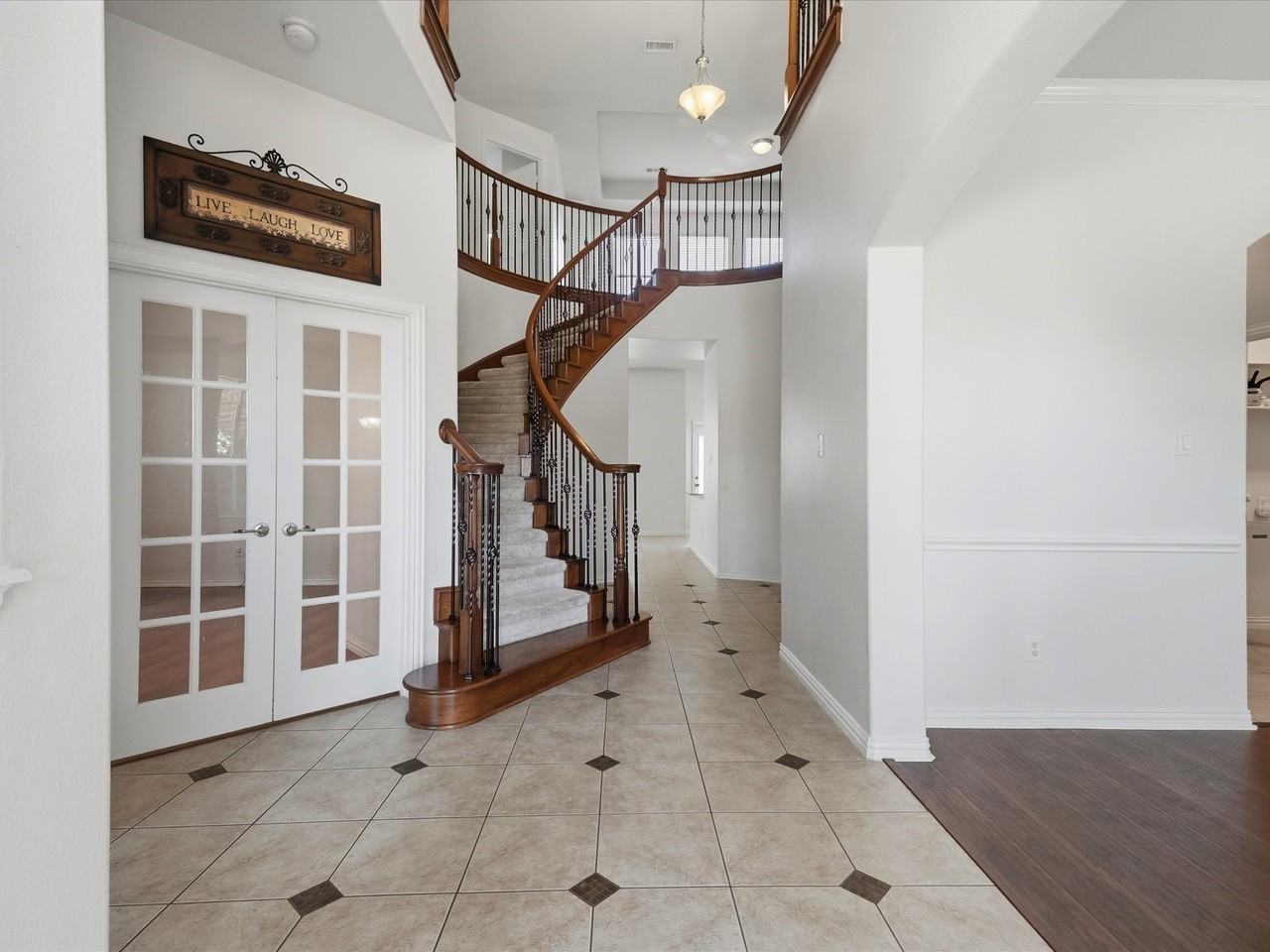 221 Westminister Ave - Photo 5 of 40