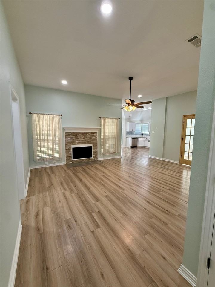 309 Catherine St - Photo 4 of 32