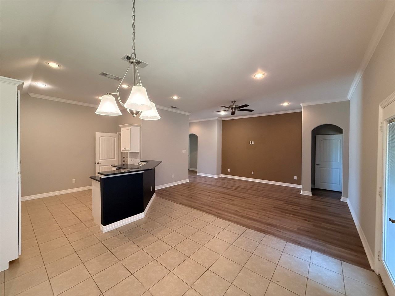 127 Frank St - Photo 6 of 18