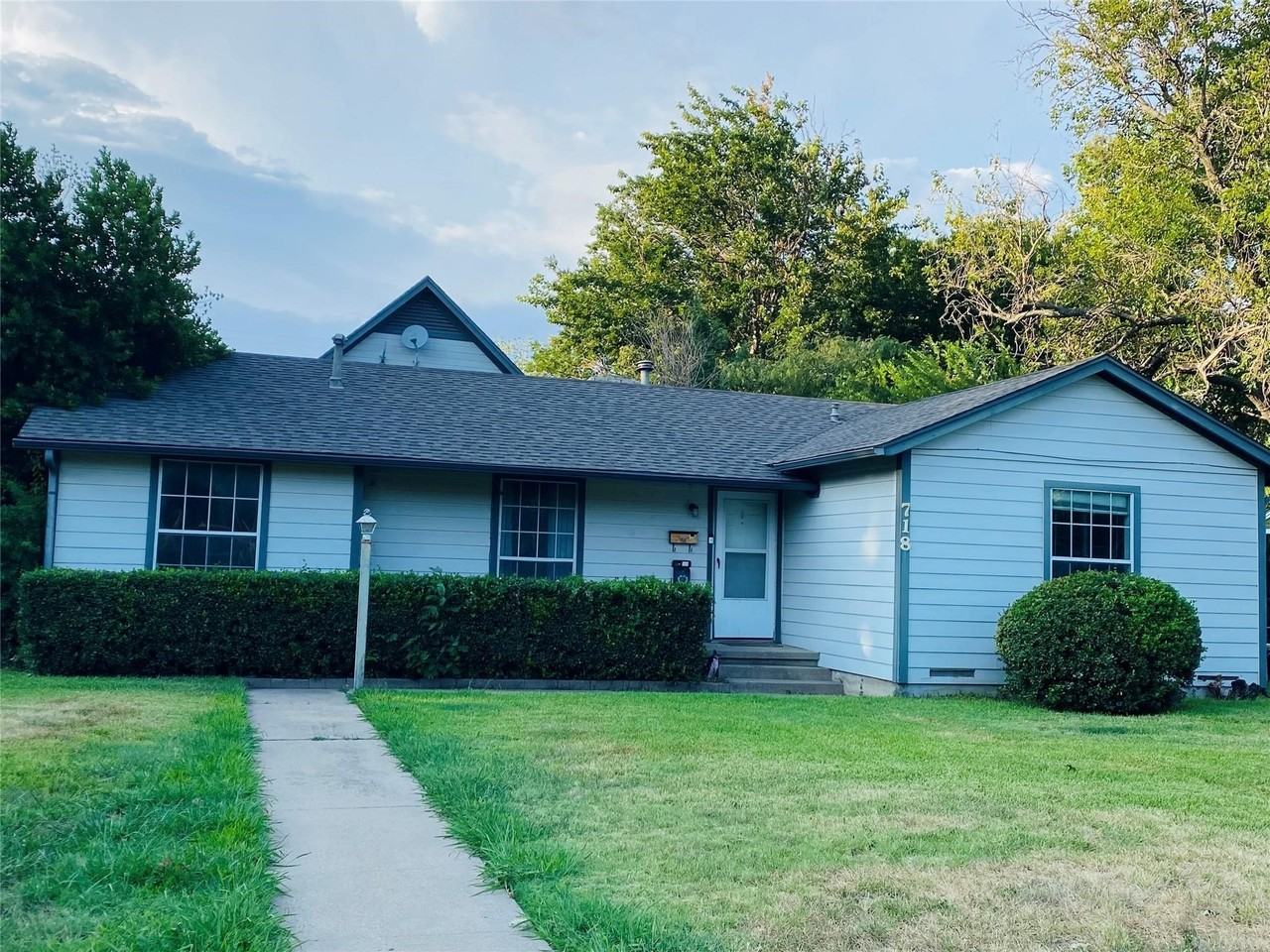 718 Crescent St - Photo 2 of 11