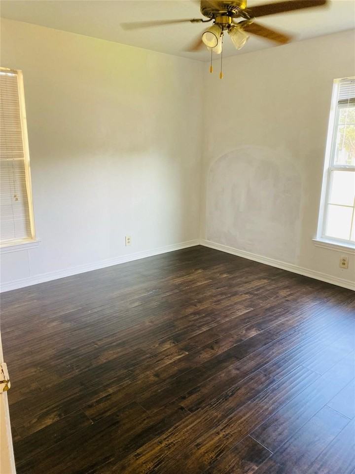 718 Crescent St - Photo 5 of 11