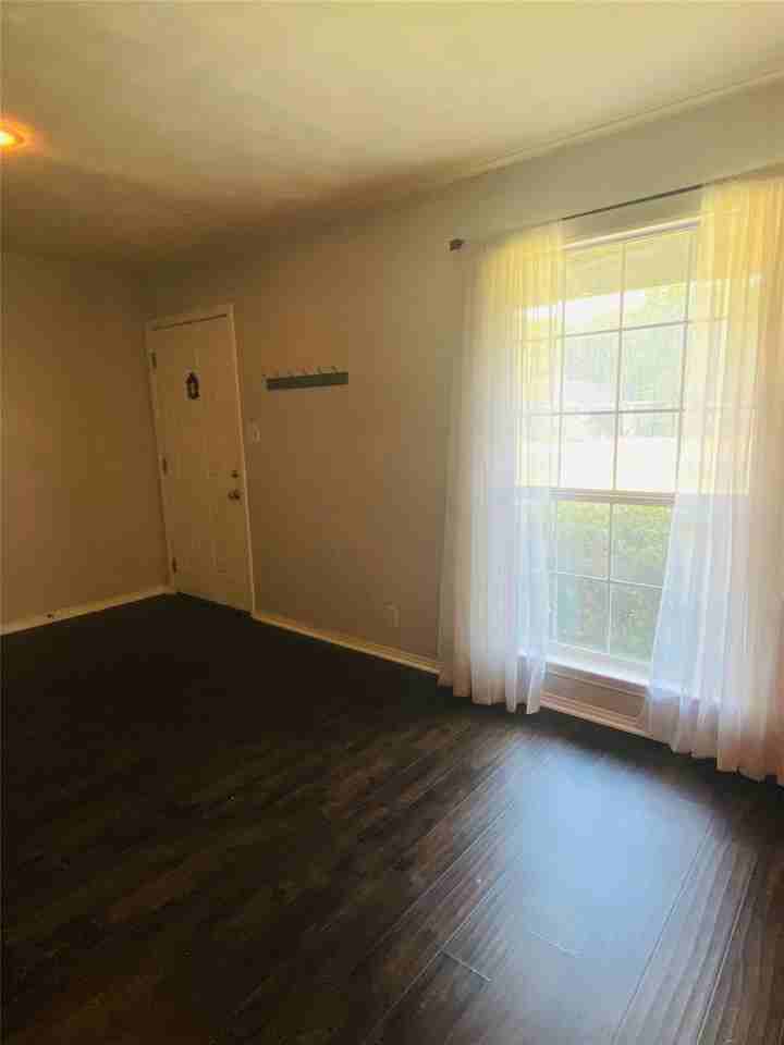 718 Crescent St - Photo 6 of 11