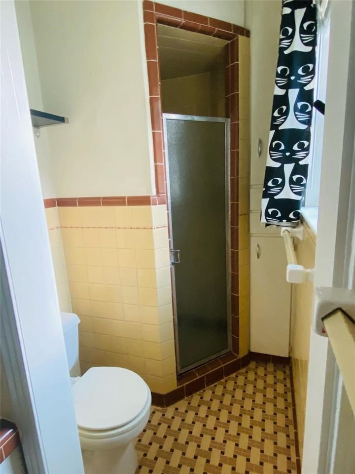 718 Crescent St - Photo 7 of 11