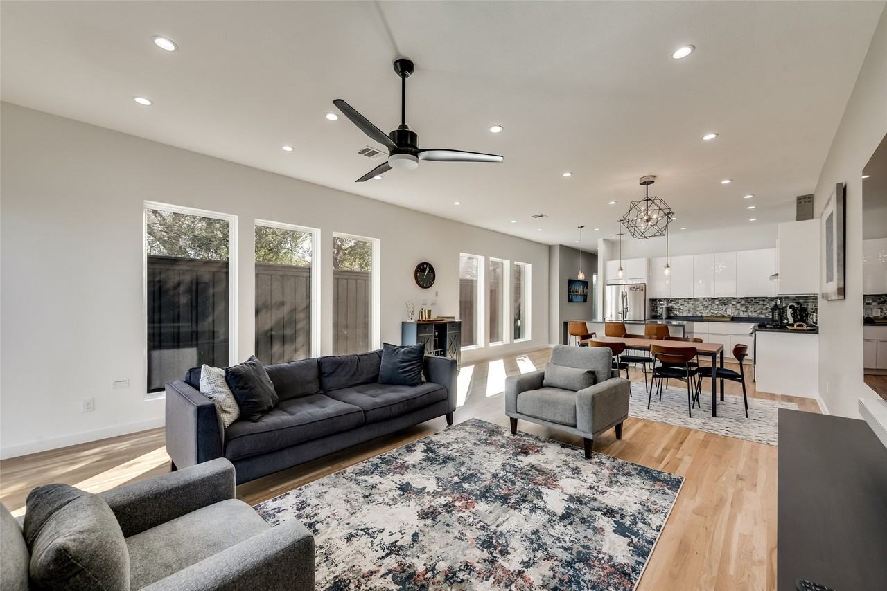 2622 N Carroll Ave - Photo 3 of 13
