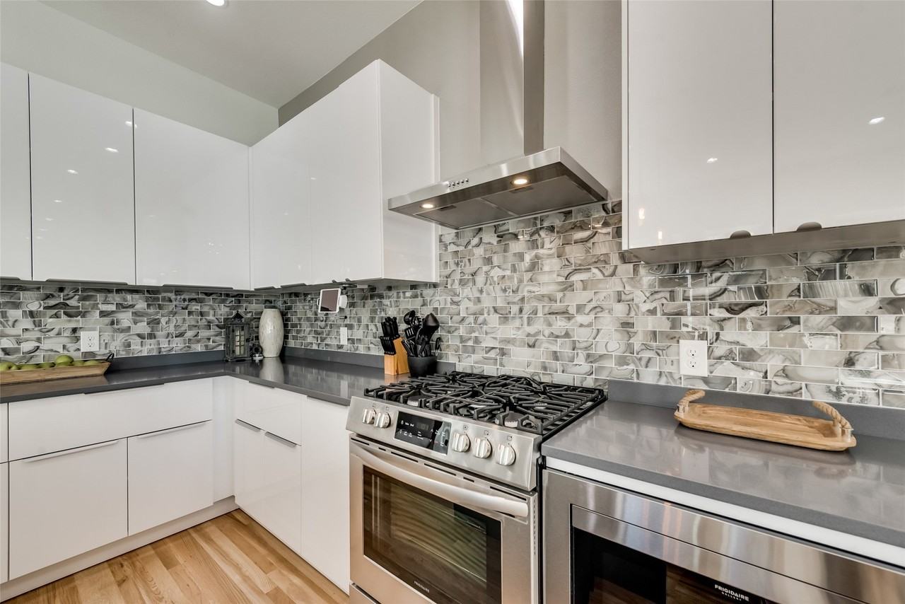 2622 N Carroll Ave - Photo 5 of 13