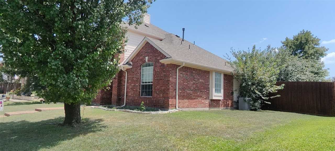 1412 Brenda Ln - Photo 2 of 39