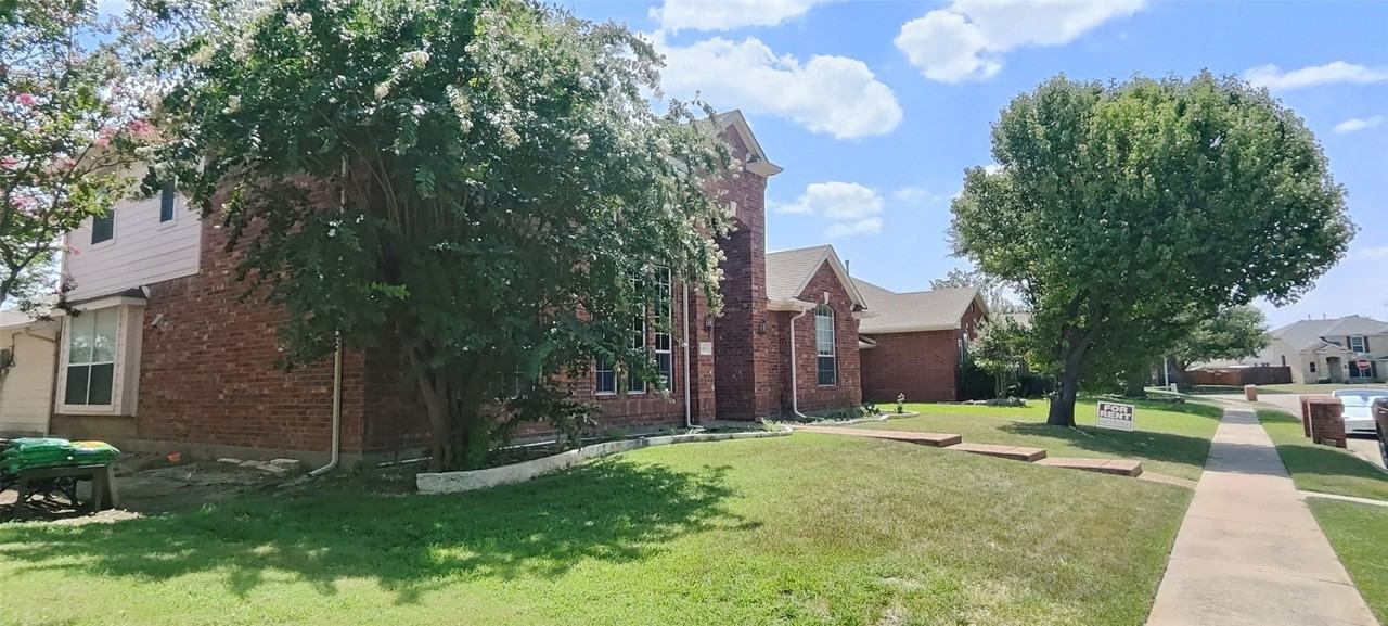 1412 Brenda Ln - Photo 3 of 39