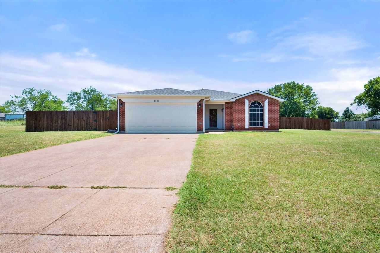 1529 Bluewater Dr - Photo 2 of 28