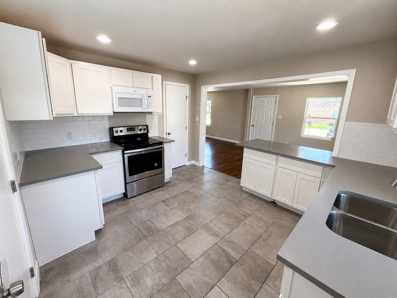 409 Jefferson Ave - Photo 5 of 16