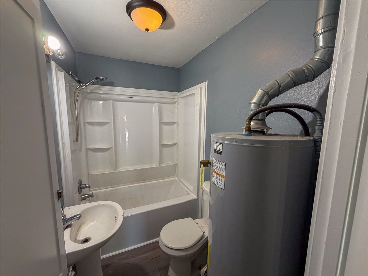 627 E Woodard St - Photo 7 of 8