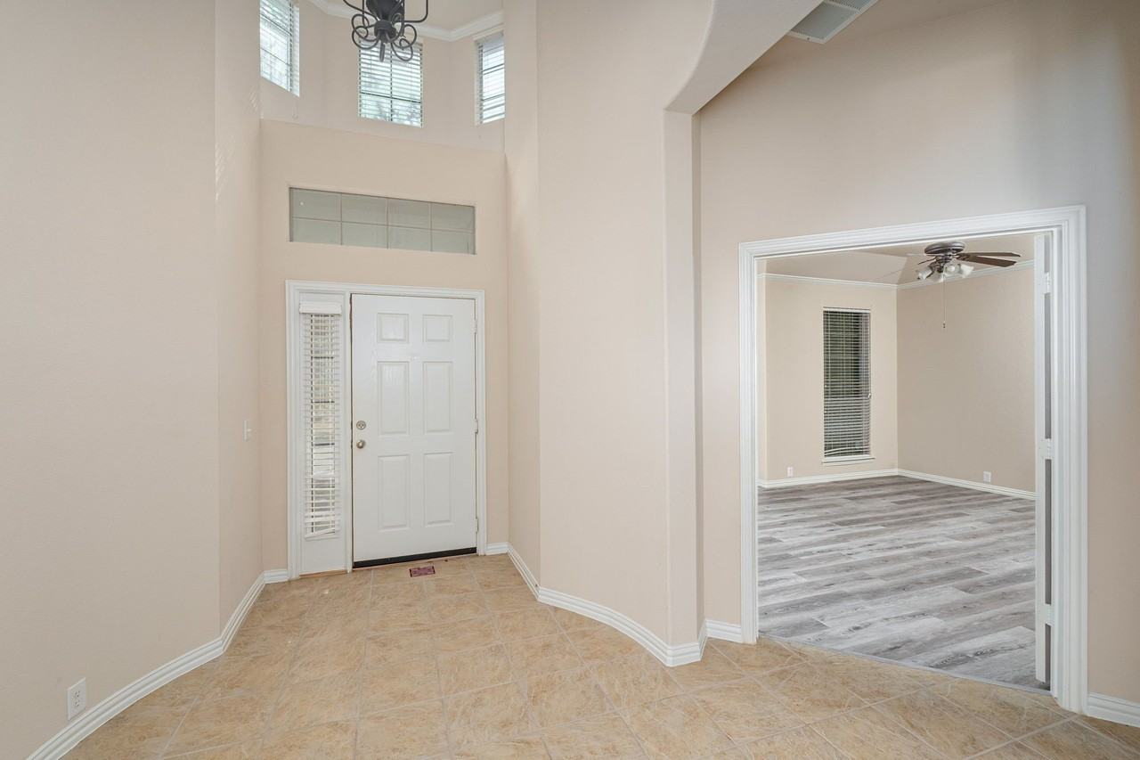 11085 Prescott Dr - Photo 4 of 32