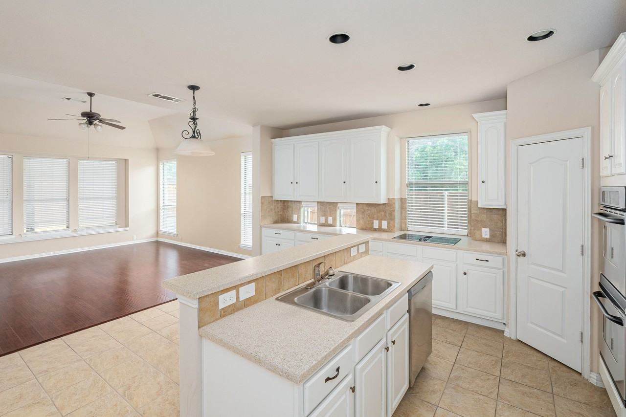 11085 Prescott Dr - Photo 5 of 32