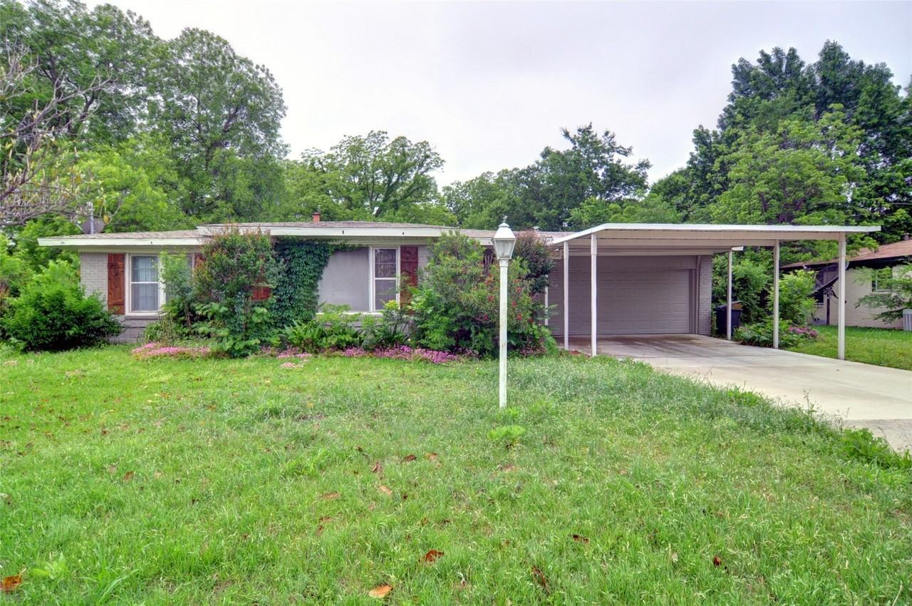 1110 Wade Hampton St - Photo 2 of 30