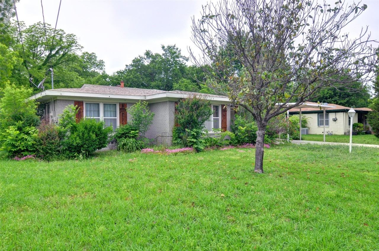 1110 Wade Hampton St - Photo 3 of 30