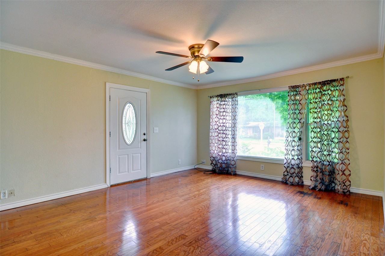 1110 Wade Hampton St - Photo 5 of 30